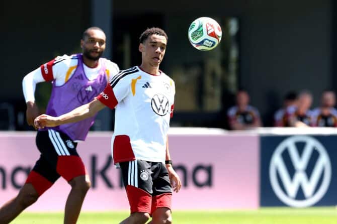 Jamal Musiala am Ball beim Training der deutschen Nationalmannschaft am 28. Mai 2026 im Homeground in Herzogenaurach. Das DFB-Team bereitet sich in der Adidas-Heimatstadt auf die letzten Länderspiele vor der WM 2026 in den USA vor. Alexander Hassenstein / Getty Images