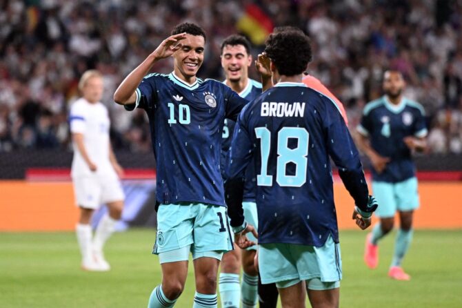 Jamal Musiala bejubelt seinen Treffer gemeinsam mit Teamkollege Brown im Freundschaftsspiel der deutschen Nationalmannschaft gegen Finnland am 31. Mai 2026 in der MEWA Arena in Mainz. (Copyright AFP)
