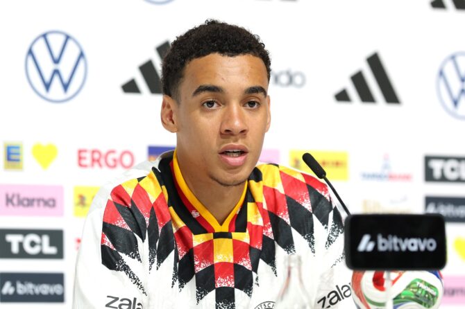 Jamal Musiala spricht bei einer Pressekonferenz in Herzogenaurach zu Medienvertretern. Das deutsche Nationalteam bereitet sich in Herzogenaurach auf die anstehenden Freundschaftsspiele vor, bevor es zu den Vereinigten Staaten aufbricht, um an der FIFA-Weltmeisterschaft 2026 teilzunehmen. 30. Mai 2026. Alexander Hassenstein / Getty Images Europe via Getty Images