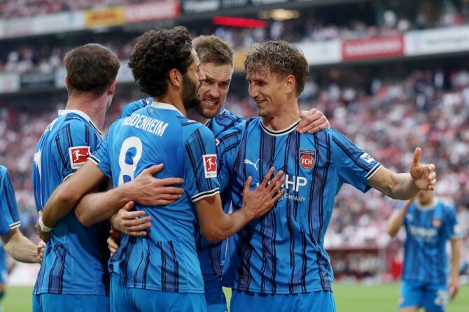 Jan Schöppner vom 1. FC Heidenheim 1846 bejubelt seinen Treffer zum 3:0 mit seinen Mitspielern beim Bundesliga-Gastspiel beim 1. FC Köln am 10. Mai 2026 im RheinEnergieStadion in Köln. Lars Baron / Getty Images