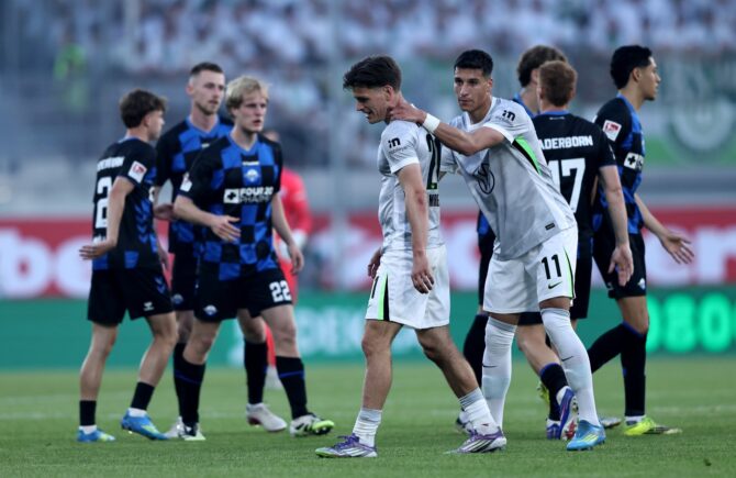 Joakim Mæhle vom VfL Wolfsburg verlässt nach seiner zweiten gelben Karte vorzeitig das Spielfeld im Bundesliga-Relegationsrückspiel beim SC Paderborn in der Home Deluxe Arena am 25. Mai 2026. Der dänische Außenverteidiger wurde in der zweiten Halbzeit des entscheidenden Duells mit Gelb-Rot vom Platz gestellt. Christof Koepsel / Getty Images Europe via Getty Images