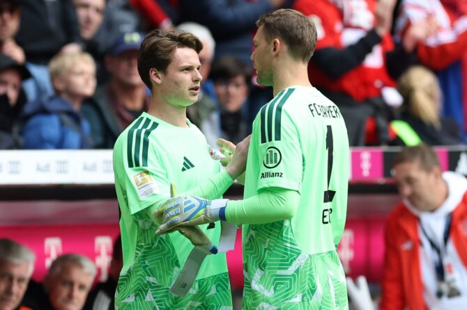 Jonas Urbig und Manuel Neuer bei der Auswechslung im Bundesliga-Heimspiel des FC Bayern München gegen den 1. FC Köln in der Allianz Arena am 16. Mai 2026 in München. Urbig verlässt das Feld, Neuer übernimmt. Alexander Hassenstein / Getty Images Europe via Getty Images