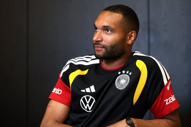 Innenverteidiger Jonathan Tah beim Mediengespräch der deutschen Nationalmannschaft im Homeground in Herzogenaurach am 28. Mai 2026. Das DFB-Team bereitet sich in der Adidas-Heimatstadt auf die letzten Länderspiele vor, bevor es zur WM 2026 in die USA reist. Alexander Hassenstein / Getty Images