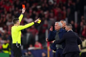 Jose Mourinho, Cheftrainer von Benfica, sieht von Schiedsrichter Francois Letexier die Rote Karte im Hinspiel des UEFA Champions League Knockout Play-offs gegen Real Madrid. Der portugiesische Kulttrainer musste den Estadio do SL Benfica am 17. Februar 2026 in Lissabon vorzeitig verlassen. (Angel Martinez / Getty Images)
