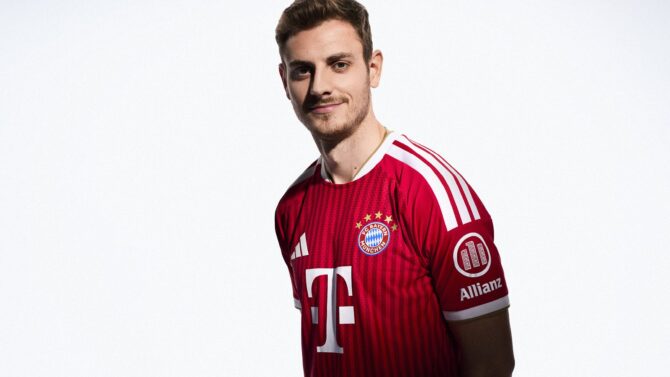 Josip Stanisic vom FC Bayern München lächelt beim Fotoshooting zum neuen roten Adidas Heimtrikot der Saison 2026/27. (Copyright Adidas)