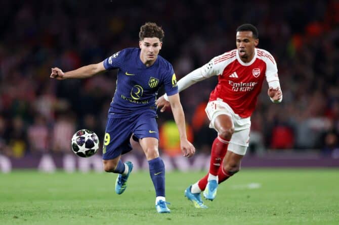 Julian Álvarez von Atlético de Madrid behauptet den Ball gegen Gabriel vom FC Arsenal im Champions-League-Halbfinale (Rückspiel) im Arsenal Stadium in London am 5. Mai 2026. (Justin Setterfield / Getty Images Europe)