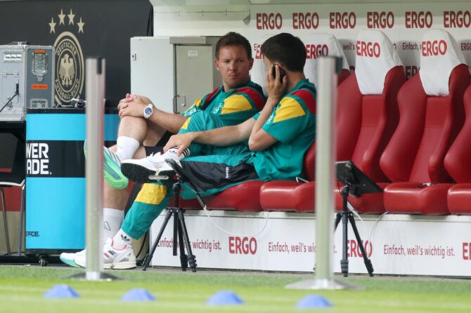 Bundestrainer Julian Nagelsmann im Gespräch mit Co-Trainer Benjamin Glück auf der Bank der MEWA Arena in Mainz vor dem Länderspiel gegen Finnland am 31. Mai 2026. (Alex Grimm / Getty Images Europe via Getty Images)