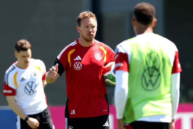 Bundestrainer Julian Nagelsmann erteilt seinen Spielern beim DFB-Mannschaftstraining auf dem Homeground in Herzogenaurach am 28. Mai 2026 taktische Anweisungen. Die Nationalmannschaft bereitet sich auf die Testspiele gegen Finnland und Ungarn sowie die FIFA Fußball-Weltmeisterschaft 2026 in den USA vor. (Alexander Hassenstein / Getty Images)