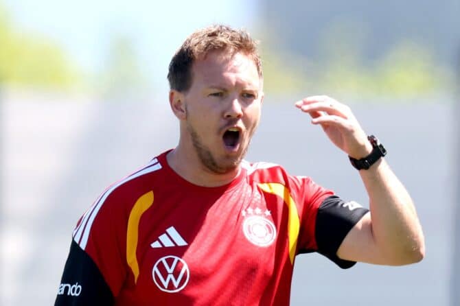 Bundestrainer Julian Nagelsmann beobachtet aufmerksam die Trainingseinheit der deutschen Nationalmannschaft am 28. Mai 2026 im Homeground in Herzogenaurach. Das DFB-Team bereitet sich dort auf seine letzten Länderspiele vor, bevor es zur FIFA-Weltmeisterschaft 2026 in die USA geht. Alexander Hassenstein / Getty Images