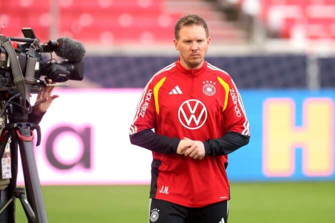 Bundestrainer Julian Nagelsmann beobachtet das Training der deutschen Nationalmannschaft am 29. März 2026 in der MHPArena in Stuttgart. (Alexander Hassenstein / Getty Images Europe via Getty Images)