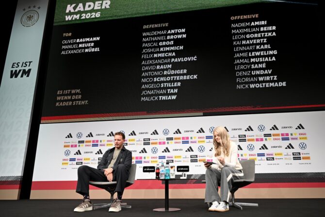 Bundestrainer Julian Nagelsmann spricht neben DFB-Pressesprecherin Franziska Wülle bei der Bekanntgabe des deutschen WM-Kaders 2026 am 21. Mai 2026 im DFB-Campus in Frankfurt am Main mit den Medien. (Christian Kaspar-Bartke / Getty Images Europe via Getty Images)