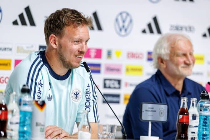 Bundestrainer Julian Nagelsmann (links) und DFB-Sportdirektor Rudi Völler bei der Pressekonferenz am 27. Mai 2026 in Herzogenaurach. Die DFB-Führung informierte über die Vorbereitungen auf das Freundschaftsspiel gegen Finnland, das letzte Testpartie vor der WM 2026 in den USA. (Copyright AFP/Daniel Karmann)