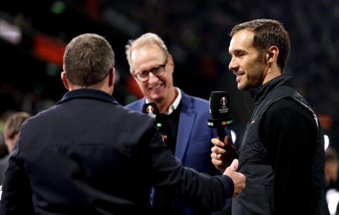 SC-Freiburg-Trainer Julian Schuster spricht am 20. Mai 2026 im Besiktas Park in Istanbul vor dem UEFA-Europa-League-Finale gegen Aston Villa FC mit den Medien. (Stu Forster / Getty Images Europe via Getty Images)
