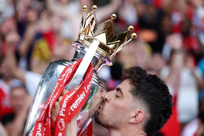Kai Havertz vom FC Arsenal küsst die Premier-League-Trophäe und feiert mit seinen Teamkollegen den Gewinn der englischen Meisterschaft in der Saison 2025/26. Arsenal sicherte sich nach dem Spiel gegen Crystal Palace am 24. Mai 2026 im Selhurst Park in London den Titel. (Justin Setterfield / Getty Images Europe via Getty Images)