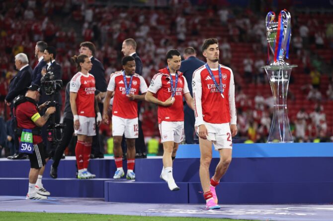 Kai Havertz von Arsenal geht am 30. Mai 2026 im Puskas-Stadion in Budapest an der UEFA-Champions-League-Trophäe vorbei, nachdem seine Mannschaft das Finale gegen Paris Saint-Germain verloren hat. (Lars Baron / Getty Images)