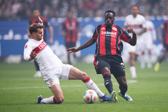 Arnaud Kalimuendo von Eintracht Frankfurt behauptet den Ball im Zweikampf mit Maximilian Mittelstädt vom VfB Stuttgart. Die Szene entstand beim Bundesliga-Spiel zwischen Eintracht Frankfurt und dem VfB Stuttgart im Deutsche Bank Park in Frankfurt am Main, Mai 2026. Alex Grimm / Getty Images