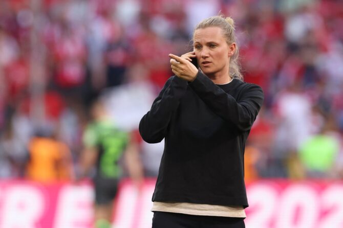 Kathleen Krüger von FC Bayern München verfolgt das Geschehen nach dem Bundesliga-Spiel zwischen dem FC Bayern München und dem VfL Wolfsburg in der Allianz Arena am 12. Mai 2024 in München. (Alexander Hassenstein / Getty Images Europe via Getty Images)