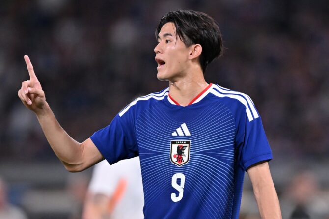 Keisuke Goto von der japanischen Nationalmannschaft beobachtet das Spielgeschehen beim Freundschaftsspiel gegen Island am 31. Mai 2026 im MUFG Stadium in Tokio. Japan gewann die Partie mit 1:0. (Kenta Harada / Getty Images AsiaPac via Getty Images)