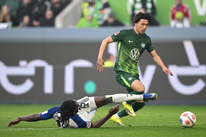 Kento Shiogai vom VfL Wolfsburg im Bundesligaspiel gegen den Hamburger SV
