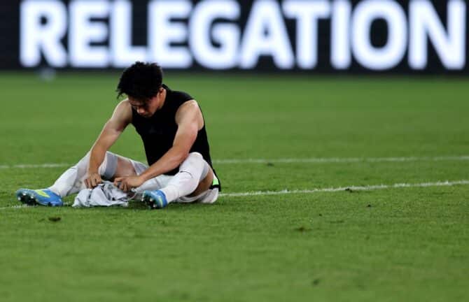 Kento Shiogai vom VfL Wolfsburg sitzt nach dem Abstieg am 25. Mai 2026 niedergeschlagen auf dem Rasen der Home Deluxe Arena in Paderborn. Im Hintergrund prangt der Schriftzug RELEGATION, denn Wolfsburg verlor das Rückspiel gegen den SC Paderborn und muss in die zweite Liga absteigen. Christof Koepsel / Getty Images Europe via Getty Images