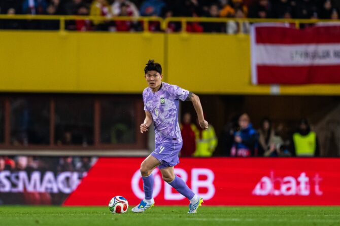 Der südkoreanische Nationalspieler Minjae Kim, im Verein Innenverteidiger des FC Bayern München, läuft mit dem Ball am Fuß durch das Wiener Stadion nach vorne. Aufgenommen wurde das Bild am 31. März 2026 beim Länderspiel zwischen Österreich und Südkorea in Wien. Christian Bruna / Getty Images Europe via Getty Images