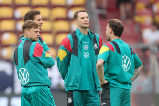 Joshua Kimmich, Leon Goretzka und Torhüter Manuel Neuer beim Rundgang über das Spielfeld der MEWA Arena in Mainz wenige Stunden vor dem Länderspiel gegen Finnland am 31. Mai 2026. (Alex Grimm / Getty Images Europe via Getty Images)
