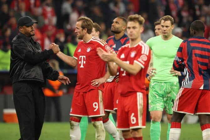 Bayern-Cheftrainer Vincent Kompany (l.) gibt Harry Kane nach dem verlorenen Champions-League-Halbfinale-Rückspiel gegen PSG am 6. Mai 2026 in München die Hand – ein stiller Moment der Solidarität nach dem Aus des Rekordmeisters. (Copyright AFP/Odd Andersen)