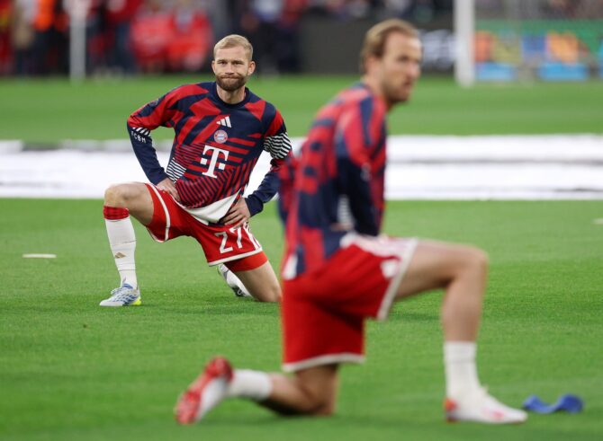 Konrad Laimer (Nr. 27) und Harry Kane wärmen sich am 6. Mai 2026 in der Allianz Arena auf. Die FC-Bayern-Spieler bereiteten sich auf das Halbfinale-Rückspiel der UEFA Champions League 2025/26 gegen Paris Saint-Germain vor, das im ausverkauften Münchner Stadion ausgetragen wurde. (Getty Images)