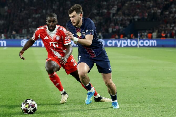 Khvicha Kvaratskhelia von Paris Saint-Germain zieht mit dem Ball an Dayot Upamecano vom FC Bayern München vorbei im Champions-League-Halbfinale (Hinspiel) im Parc des Princes in Paris am 28. April 2026. (Alexander Hassenstein / Getty Images Europe)