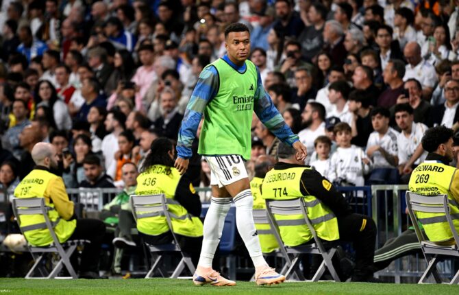 Kylian Mbappe beim Aufwärmen an der Seitenlinie des Estadio Santiago Bernabeu. Im LaLiga-Spiel zwischen Real Madrid und Real Oviedo am 14. Mai 2026 lief der französische Stürmer im grünen Leibchen an der Außenlinie entlang, während das ausverkaufte Bernabeu auf seinen Einsatz wartete. (Denis Doyle / Getty Images Europe via Getty Images)