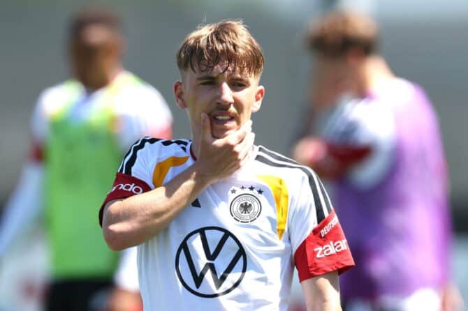 Lennart Karl verfolgt das Mannschaftstraining der deutschen Nationalelf am 28. Mai 2026 im Homeground in Herzogenaurach. Der Innenverteidiger bereitet sich mit dem WM-Kader auf die bevorstehenden Länderspiele vor, bevor die DFB-Auswahl zur FIFA Weltmeisterschaft 2026 in die USA reist. Alexander Hassenstein / Getty Images Europe via Getty Images