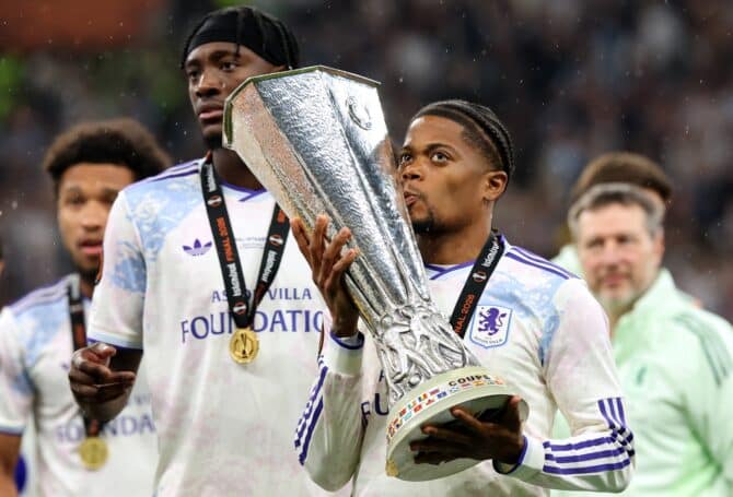 Leon Bailey von Aston Villa küsst die UEFA-Europa-League-Trophäe nach dem Finalsieg gegen den SC Freiburg im Besiktas Park in Istanbul am 20. Mai 2026. Der jamaikanische Angreifer zählte zu den Protagonisten in einer historischen Europacup-Saison der Villans. (Alex Grimm / Getty Images Europe via Getty Images)
