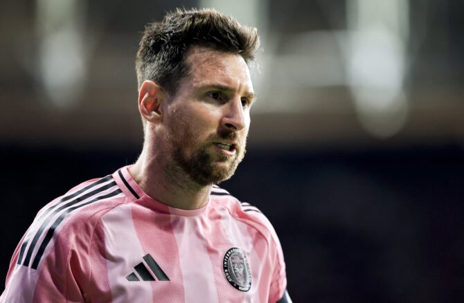 Lionel Messi (Nr. 10) von Inter Miami CF verfolgt das Spielgeschehen beim MLS-Duell gegen die New England Revolution am 25. April 2026 im Nu Stadium in Miami, Florida. Carmen Mandato / Getty Images