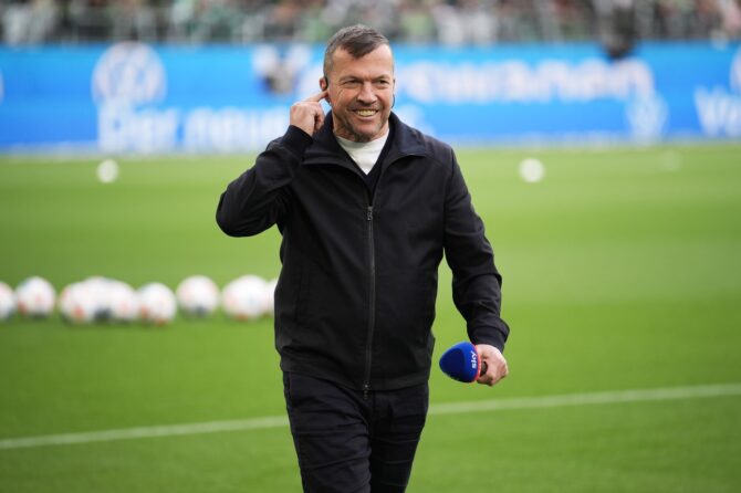 TV-Experte Lothar Matthäus im Gespräch vor dem Bundesliga-Spiel zwischen dem VfL Wolfsburg und dem FC Bayern München in der Volkswagen Arena am 9. Mai 2026 in Wolfsburg. (Oliver Hardt / Getty Images Europe via Getty Images)