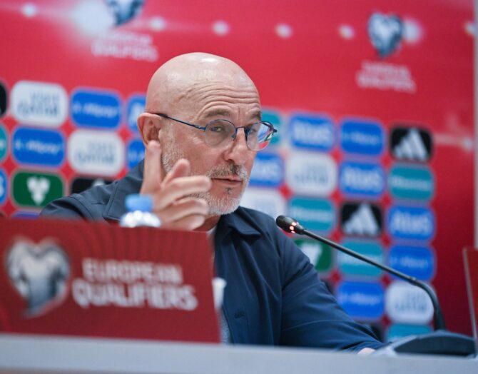 Spaniens Nationaltrainer Luis de la Fuente spricht auf der Pressekonferenz nach dem WM-Qualifikationsspiel zwischen Georgien und Spanien im Dinamo Arena in Tiflis am 15. November 2025. Unter seiner Führung sicherte sich die Selección souverän die WM-Teilnahme. Levan Verdzeuli / Getty Images Europe via Getty Images
