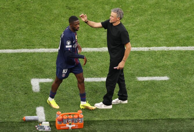 PSG-Trainer Luis Enrique verabschiedet Ousmane Dembele am 30. Mai 2026 im Puskas-Stadion in Budapest, als der Stürmer im Champions-League-Finale gegen Arsenal ausgewechselt wird. (Richard Heathcote / Getty Images)