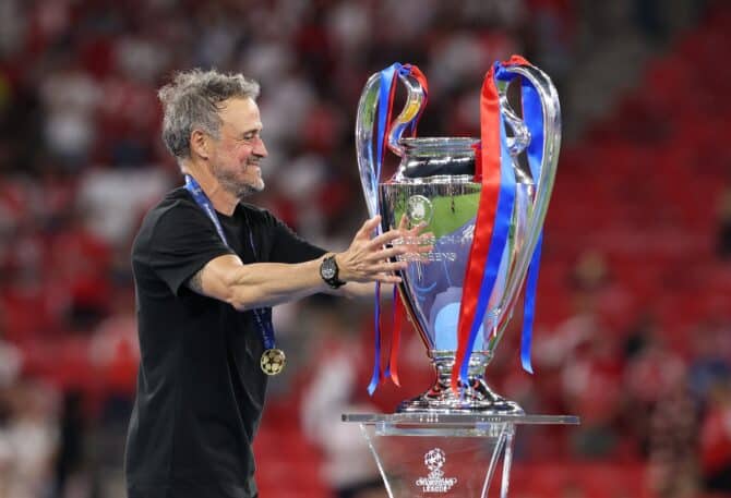 PSG-Trainer Luis Enrique jubelt am 30. Mai 2026 im Puskas-Stadion in Budapest mit dem UEFA-Champions-League-Pokal, nachdem Paris Saint-Germain das Finale gegen Arsenal gewonnen hat. (Carl Recine / Getty Images)