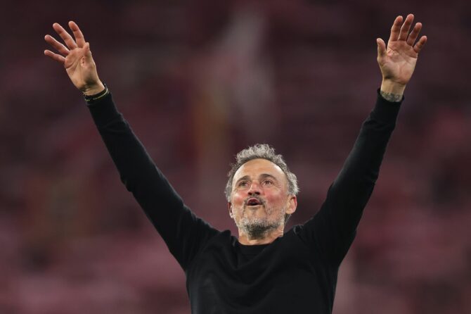 PSG-Trainer Luis Enrique jubelt nach dem Einzug von Paris Saint-Germain ins Finale der UEFA Champions League 2025/26. Im Rückspiel des Halbfinales setzte sich PSG am 6. Mai 2026 in der Football Arena München gegen den FC Bayern durch. Alex Grimm / Getty Images