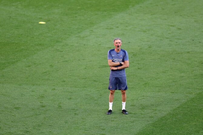 BUDAPEST, 29. MAI 2026: Luis Enrique, Cheftrainer von Paris Saint-Germain, reagiert lebhaft beim Abschlusstraining der Pariser in der Puskas Arena, einen Tag vor dem UEFA-Champions-League-Finale 2026. Der spanische Coach führte PSG in das Endspiel gegen den FC Arsenal. (Foto: Justin Setterfield / Getty Images)
