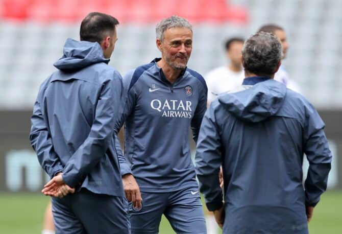 PSG-Trainer Luis Enrique bespricht sich am 5. Mai 2026 mit seinem Trainerstab beim Abschlusstraining in der Allianz Arena München, einen Tag vor dem Halbfinale-Rückspiel der UEFA Champions League 2025/26 gegen den FC Bayern München. Der spanische Coach bereitete sein Team auf das entscheidende Duell um den Einzug ins Finale der Königsklasse vor. (Alex Grimm / Getty Images Europe via Getty Images)