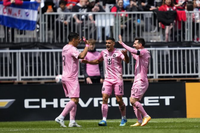 Luis Suárez, German Berterame und Lionel Messi von Inter Miami CF bejubeln gemeinsam den Treffer zum 2:0 im MLS-Spiel beim Toronto FC am 9. Mai 2026 im BMO Field in Toronto. Mark Blinch / Getty Images
