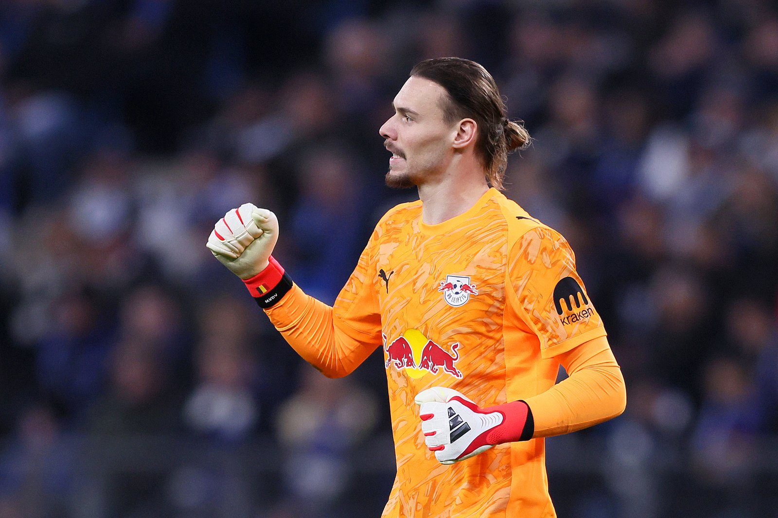 Maarten Vandevoordt von RB Leipzig bejubelt das zweite Tor seiner Mannschaft beim Bundesliga-Spiel beim Hamburger SV am 1. März 2026 in Hamburg.