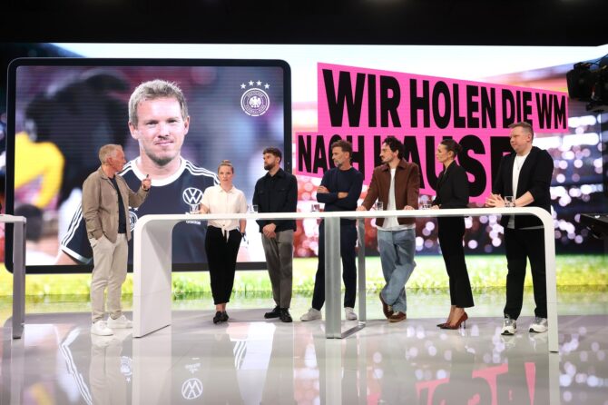 Das MagentaTV-Expertenteam bei der WM-2026-Präsentation in Ismaning am 23. März 2026, im Hintergrund ein Großbildschirm mit DFB-Motiv: (v.l.) Johannes B. Kerner, Tabea Kemme, Thomas Müller, Jürgen Klopp, Mats Hummels, Laura Wontorra und Wolff-Christoph Fuss. Alexander Hassenstein / Getty Images