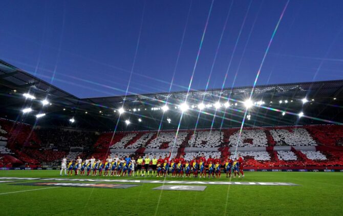 Die Mannschaften von SC Freiburg und SC Braga stehen sich vor dem Anpfiff des Rückspiels im UEFA-Europa-League-Halbfinale 2025/26 im Stadion am Wolfswinkel am 7. Mai 2026 in Freiburg im Breisgau gegenüber. Daniela Porcelli / Getty Images Europe via Getty Images
