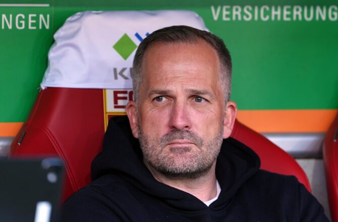 FC-Augsburg-Cheftrainer Manuel Baum vor dem Bundesliga-Heimspiel gegen Borussia Mönchengladbach in der WWK-Arena in Augsburg am 9. Mai 2026. (Leonhard Simon / Getty Images Europe via Getty Images)