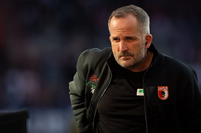 FC-Augsburg-Trainer Manuel Baum verfolgt konzentriert das Bundesligaspiel bei RB Leipzig in der Red Bull Arena am 7. März 2026 in Leipzig. (Inaki Esnaola / Getty Images Europe)