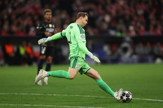 FC-Bayern-Torwart Manuel Neuer spielt den Ball beim Halbfinale-Rückspiel der UEFA Champions League 2025/26 gegen Paris Saint-Germain am 6. Mai 2026 in der Allianz Arena in München. (Getty Images)