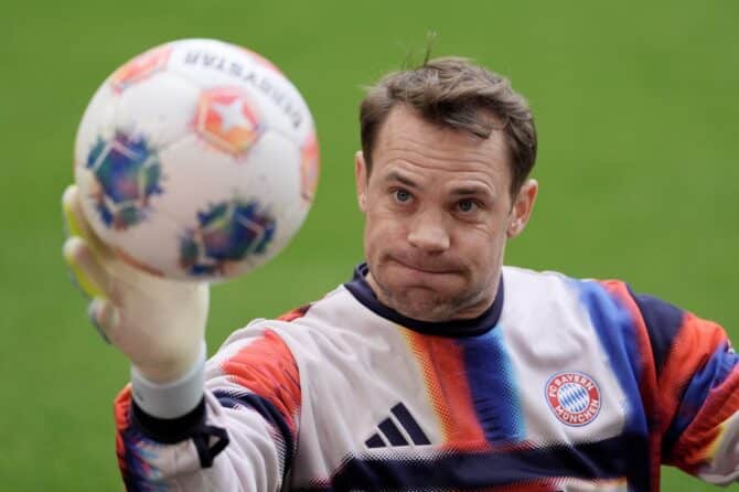Manuel Neuer, Torhüter des FC Bayern München, beim Aufwärmen vor dem Bundesliga-Heimspiel gegen den VfB Stuttgart in der Allianz Arena in München am 19. April 2026. (Leonhard Simon / Getty Images Europe via Getty Images)