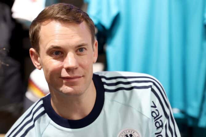 Manuel Neuer schreibt am 29. Mai 2026 im adidas Store in Herzogenaurach Autogramme für Fans, bevor die deutsche Nationalmannschaft zur offiziellen Pressekonferenz zusammenkommt. Die DFB-Auswahl bereitet sich im fränkischen Homeground auf die FIFA-Weltmeisterschaft 2026 in den USA vor. (Alexander Hassenstein / Getty Images)
