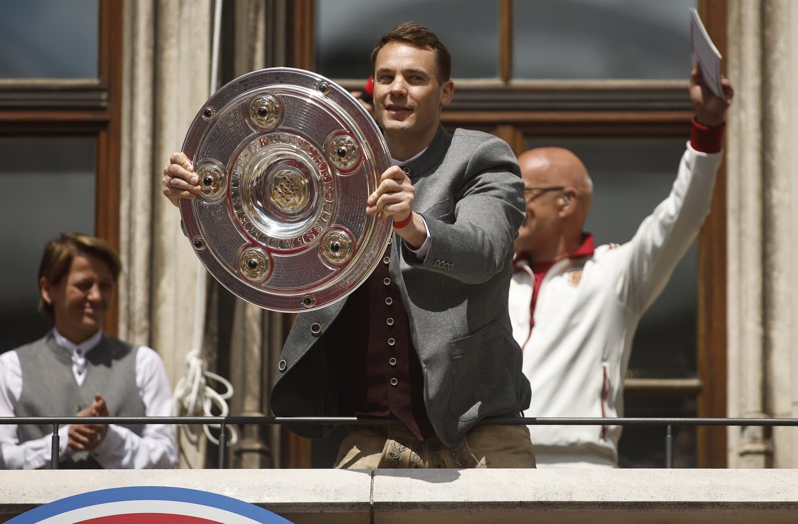 Manuel Neuer präsentiert die Meisterschale vom Balkon des Rathauses am Marienplatz. (Johannes Simon / Getty Images Europe via Getty Images)